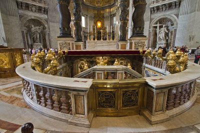 Entrée_de_la_Tombe_de_saint_Pierre_dans_la_Basilique_Saint-Pierre